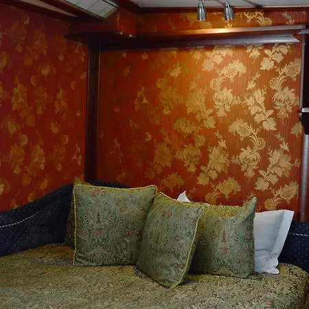 Art-boatel St Andre 船屋 *