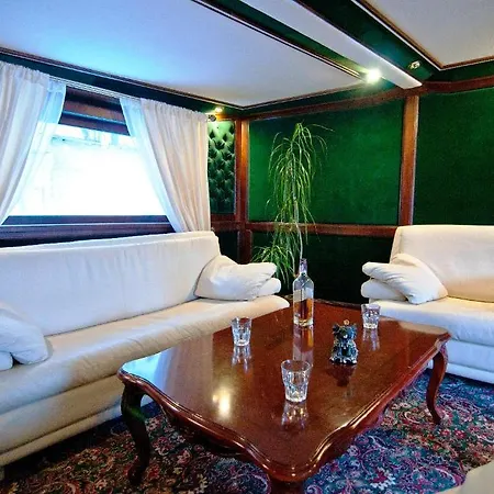 Art-boatel St Andre 船屋