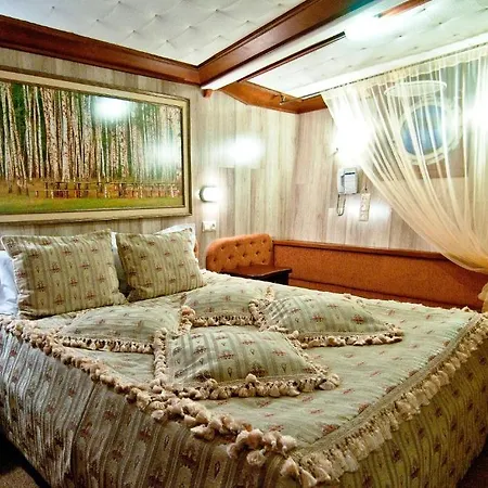 Bateau-hôtel Art-boatel St Andre Kiev